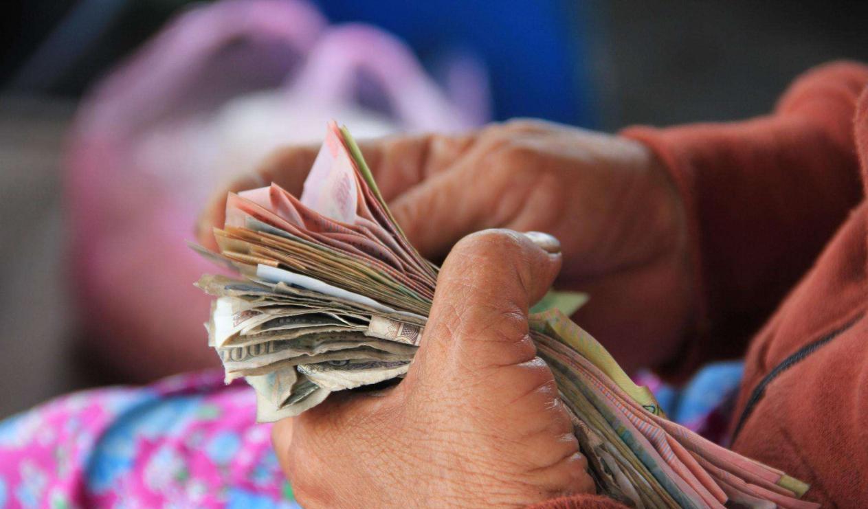 银监会|大量老人去银行排队“集中取款”，连利息也不要了？银监会这样说