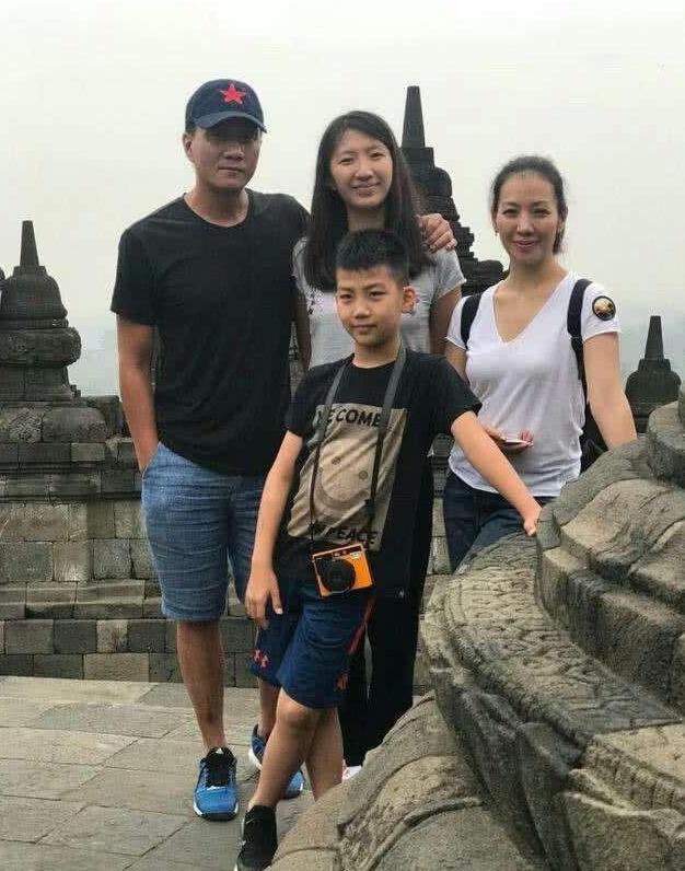 胡军|有种“发育过猛”叫胡军女儿,1米85窈窕迷人,网友:心动的感觉