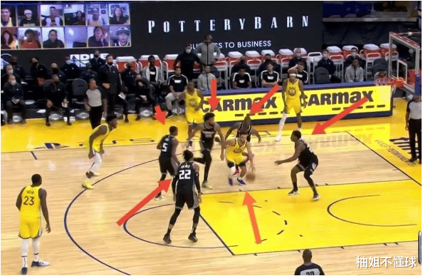斯蒂芬·库里|绝无仅有！从没有球队这样防守球员，库里一拿球立马三人包夹，乔科都没这待遇