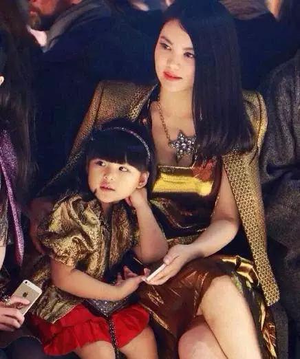 「赵薇」赵薇7岁女儿和李湘8岁女儿,差距一目了然,输的好惨