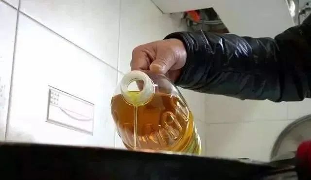 肝脏@42岁夫妻俩,全身发黄,提醒:三种东西早扔掉,别舍不得