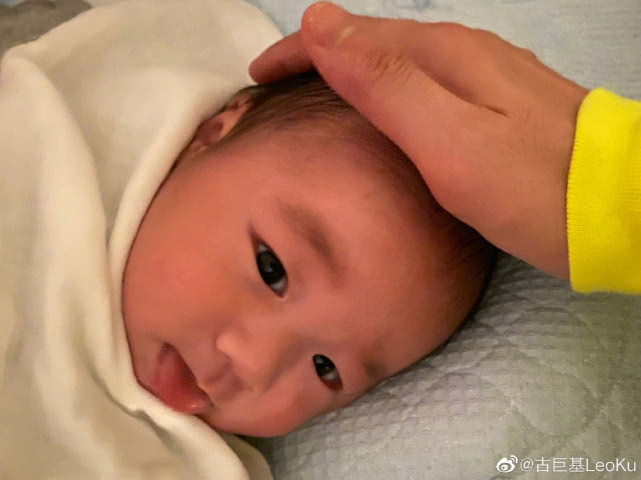『古巨基』古巨基晒一家三口合照，夫妻亲吻儿子脸颊好温馨，感叹升级人父更知母爱伟大