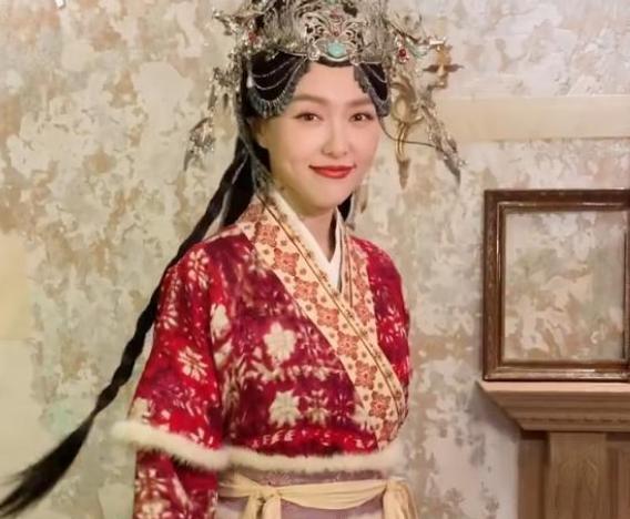 杨幂|33岁杨幂上节目被指脸太垮，成85花中状态最差的？