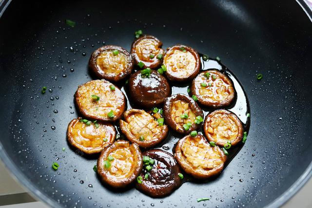 「香菇」夏天少吃猪肉多吃它，蛋白质含量高，简单一焖鲜香多汁，比肉有味