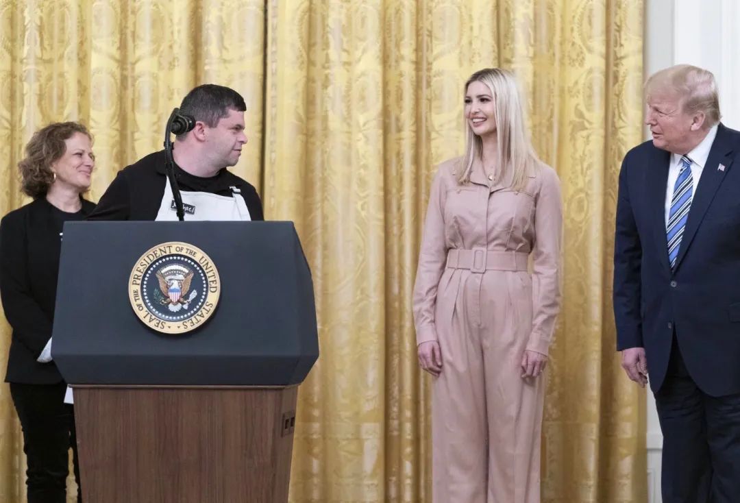 伊万卡▲伊万卡与特朗普共出席,一头短发变长发,穿粉色连体裤尽显女人味