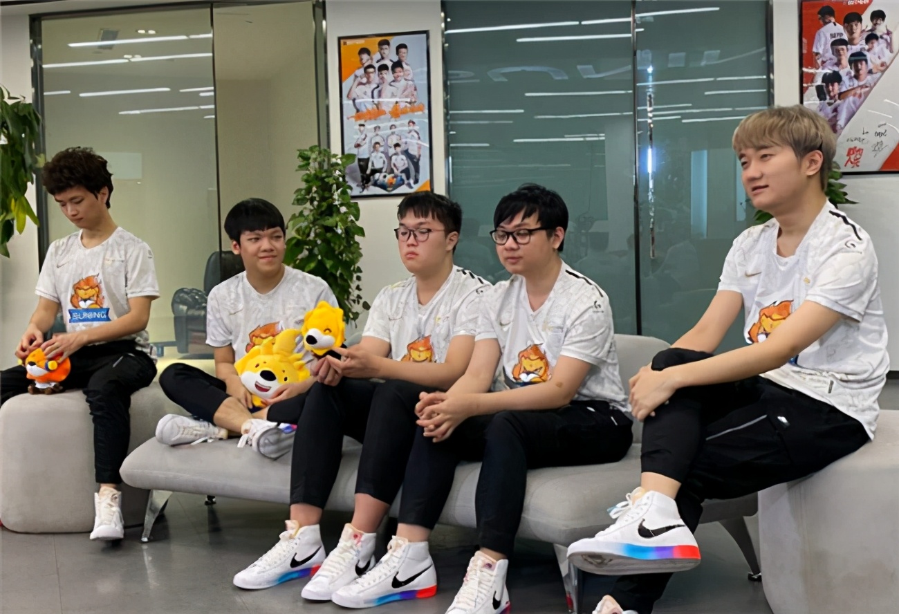 Uzi|S10落败重拾危机感，连霸哥都出山冲击职业？选手ID模仿Uzi引争议