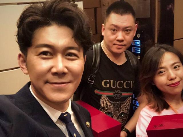 #高进#成名之路异常艰辛。歌红人不红，如今问鼎华语乐坛