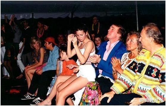 #美国#特朗普哪知道避嫌？当众揽伊万卡蛮腰想要亲脸，普京表情意味深长