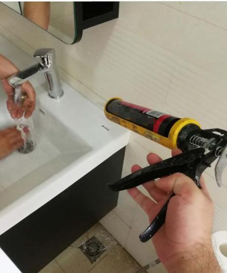 「」装修剩下多余的美缝剂，用来代替玻璃胶，省钱还漂亮，后悔才知道