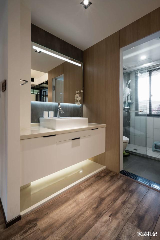 【】多亏当初设计师坚持，放弃电视墙装成收纳，美观实用两不误！聪明