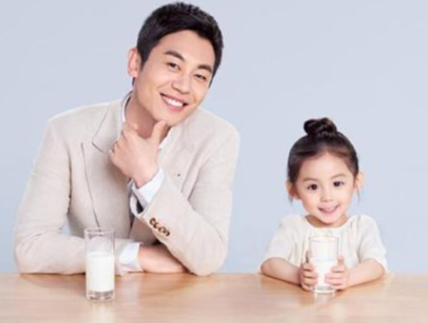 朱亚文|有种基因叫朱亚文女儿，5岁就已颜值出众，完美继承爸妈优点