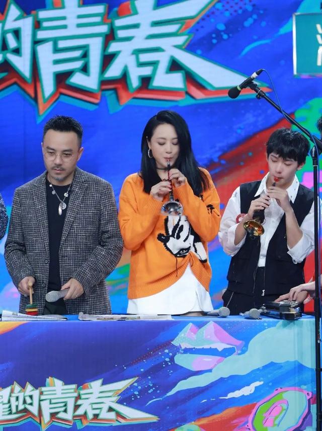 毛衣|曹颖做客《天天向上》，穿卡通毛衣搭高跟靴，比汪涵高半头尴尬了