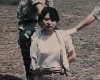 |19岁美少女临刑前，突然主动张大嘴，众人困惑，行刑士兵却明白了