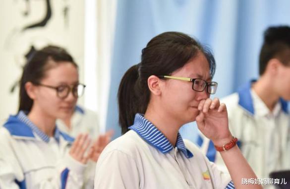 教室▲高三最后一次课，难忘又不舍，老师：你们看看卷纸，我再看看你们