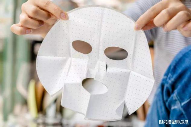 面膜|?敷面膜时，那张塑料纸别扔了，很多女生都丢了，难怪皮肤越敷越干