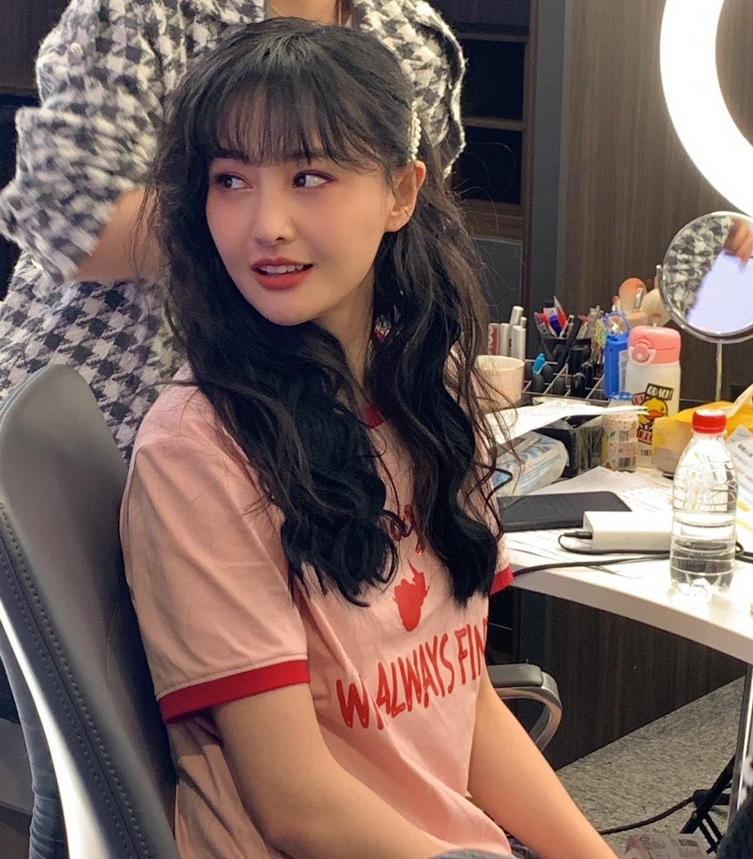 发型：郑爽换新发型了，“空气刘海+羊毛卷”，减龄又时髦，美成小仙女