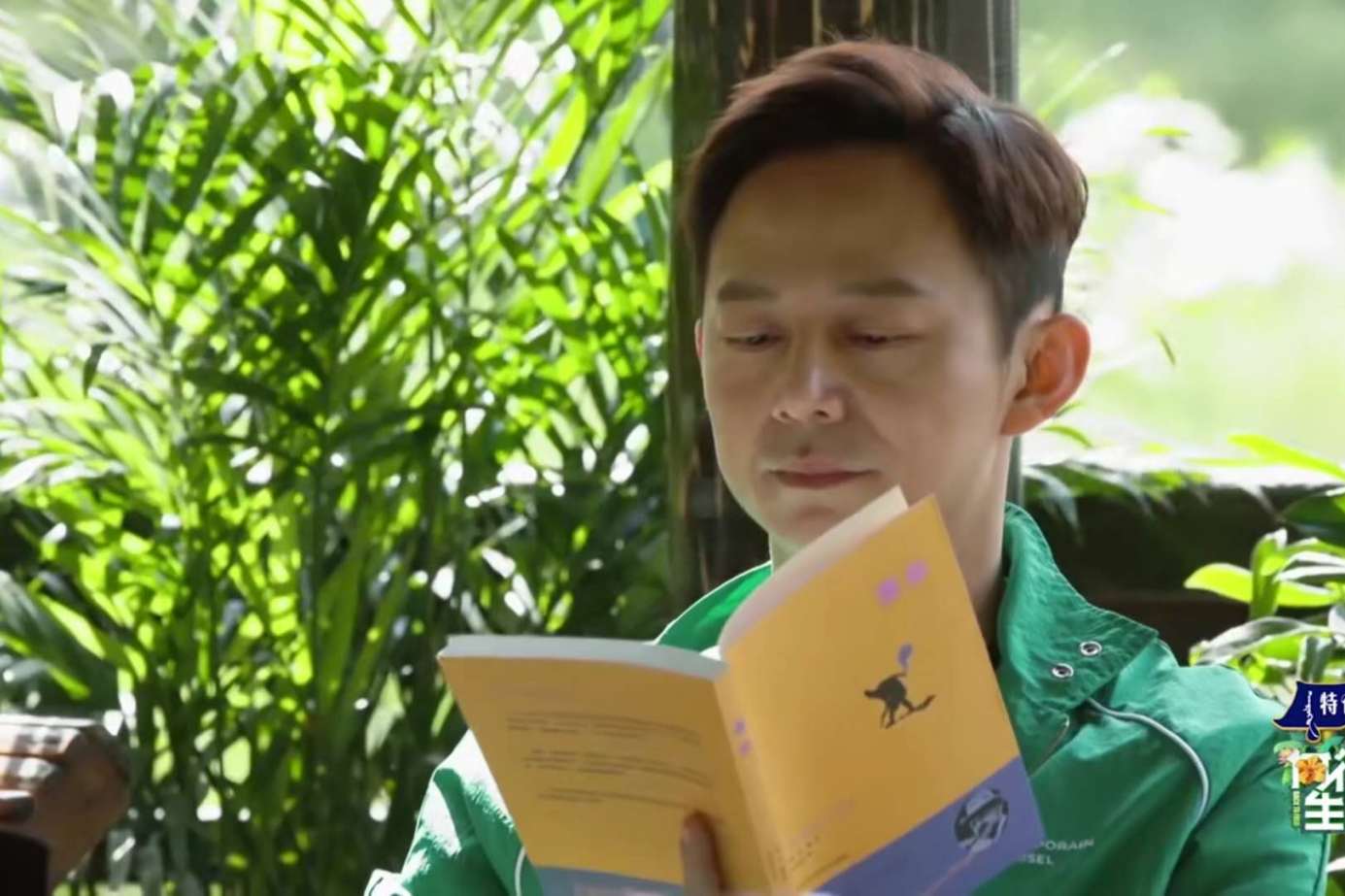 何炅▲《向往的生活》第四季还未开播就遭遇退货，何炅的回答尽显高情商，彭彭头发好乱