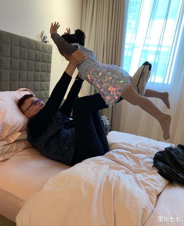 陈赫|陈赫首晒二胎正脸照！扛大女儿抱小女儿变慈父，俩娃模样都像他