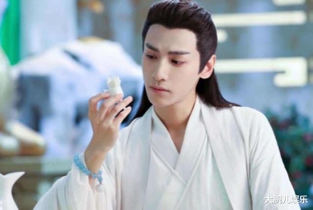吴亦凡|能抗住“白发”的男星真不多：肖战高级，吴亦凡浪漫，罗云熙惊艳