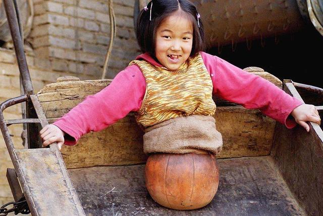 []12年过去了，当年的“篮球女孩”，活出了众人佩服的模样