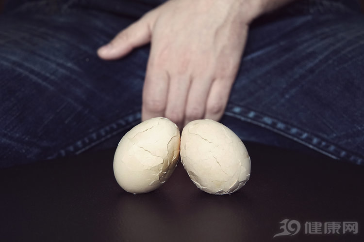 「医生」男人的“蛋蛋”一大一小、一高一低,正常吗?会影响“性能”吗?