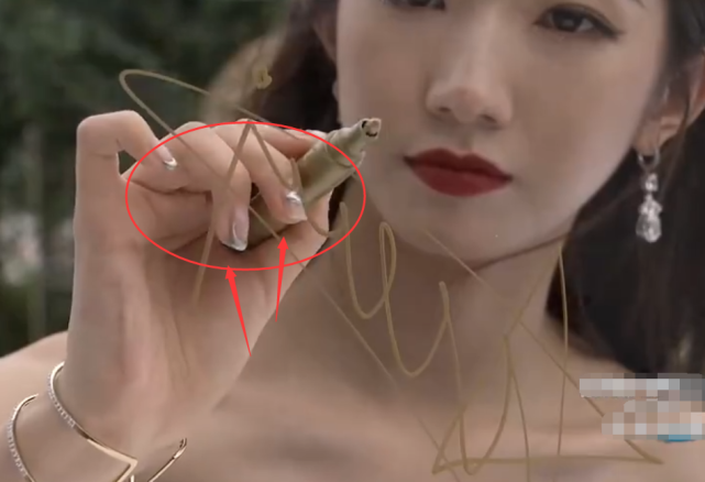 孟美岐|有种美甲叫孟美岐的“水银甲”，款式之前都没见过，生怕会滑下来