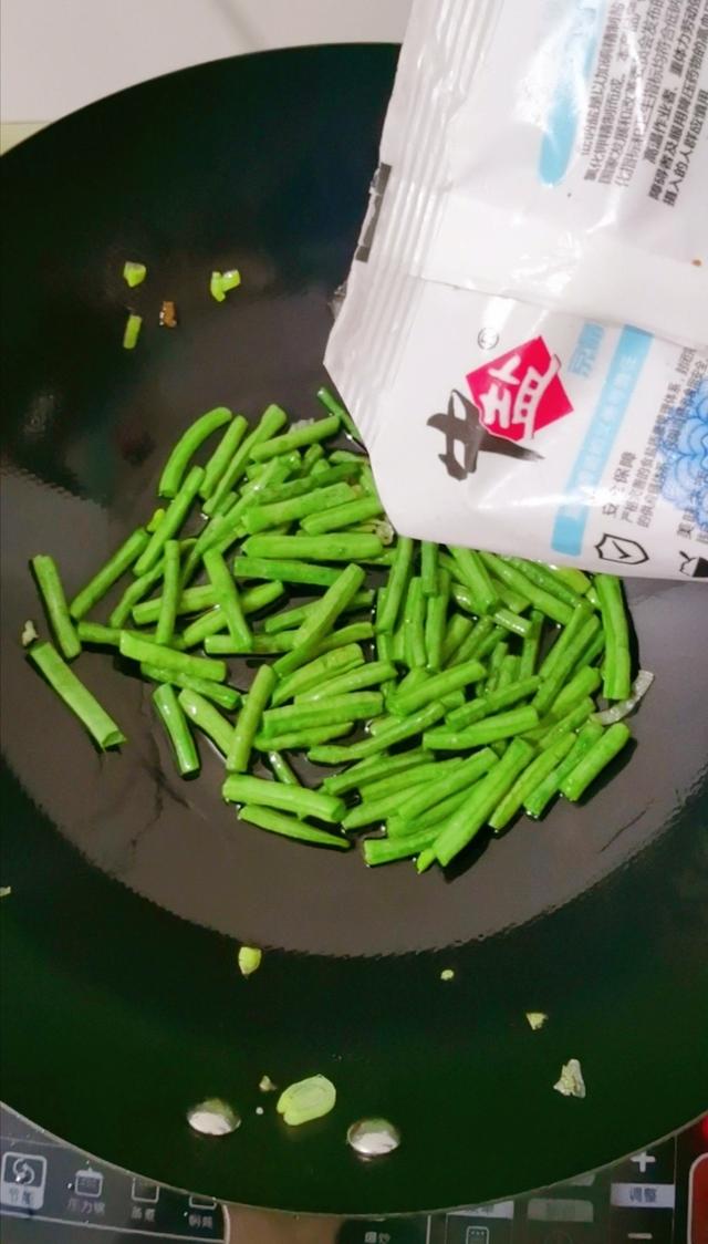 豇豆▲这菜是真正的“刮油王”，隔天吃点，清早排出隔夜黑臭便，无肚腩
