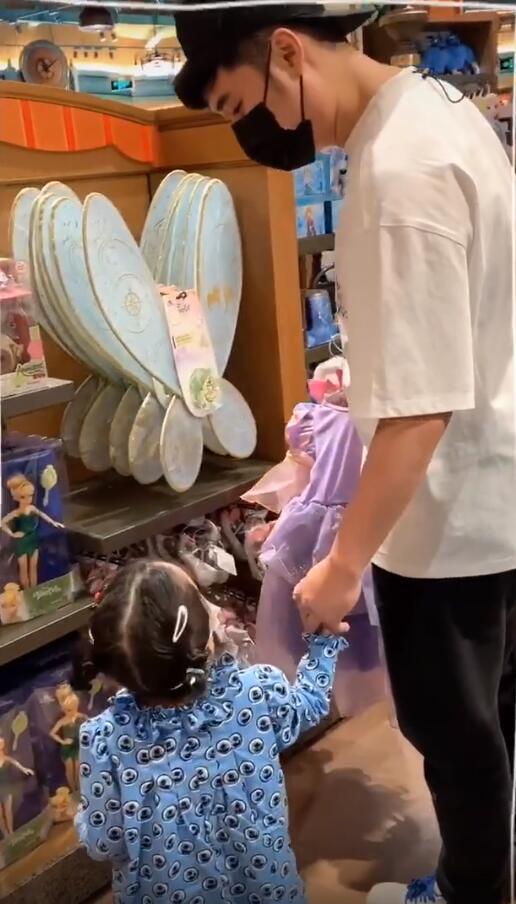 【陈赫】陈赫带女儿逛迪士尼,安安看到公主裙耍赖非要买,陈赫乖乖付钱