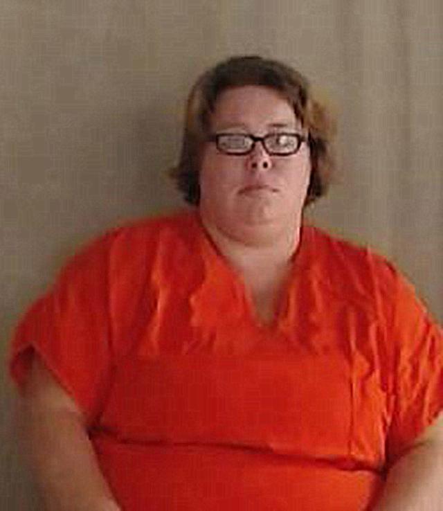 睹图|女子和姐姐父亲一起谋杀了男友，3周后她竟与父亲举行婚礼