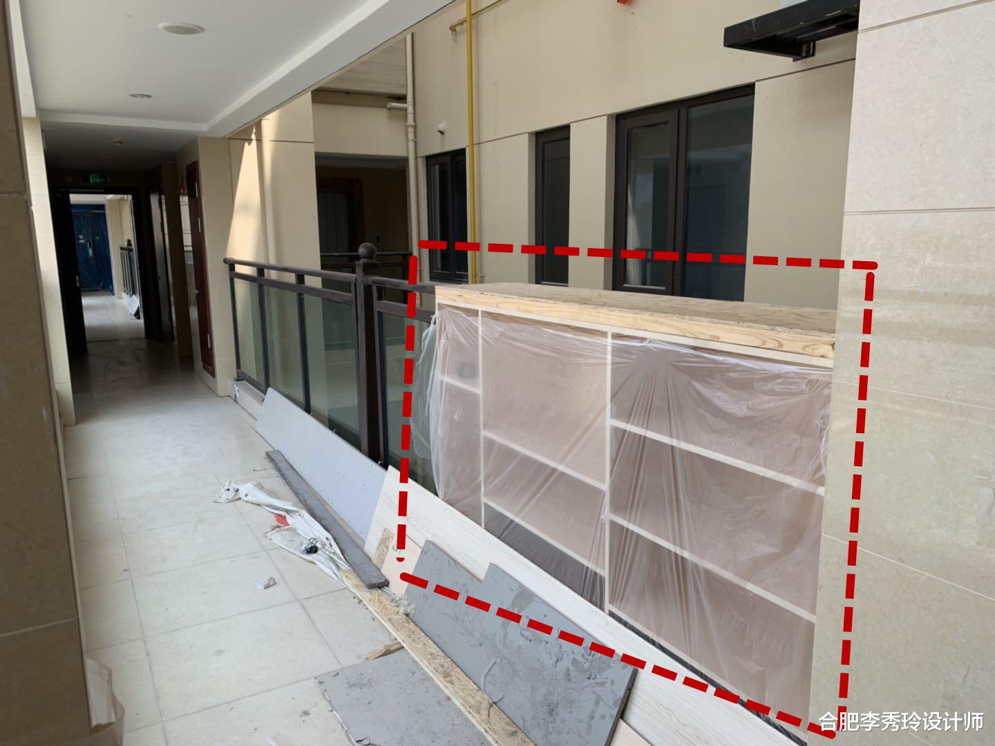 公摊|我要举报，明明是公摊，凭啥你家能在连廊护栏上装鞋柜？赶紧拆了