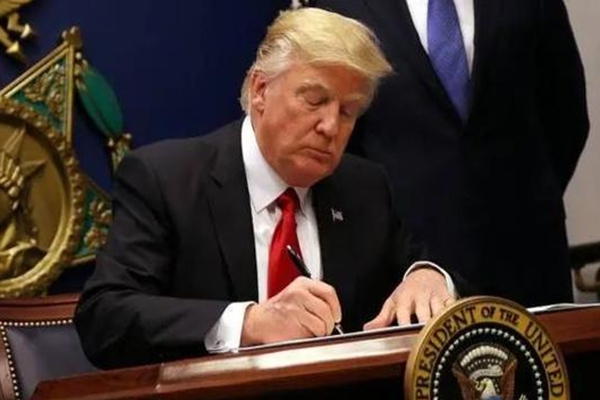 人民币|美国38天放水15万亿，人民币空头开始溃散，万亿美元将流入中国！