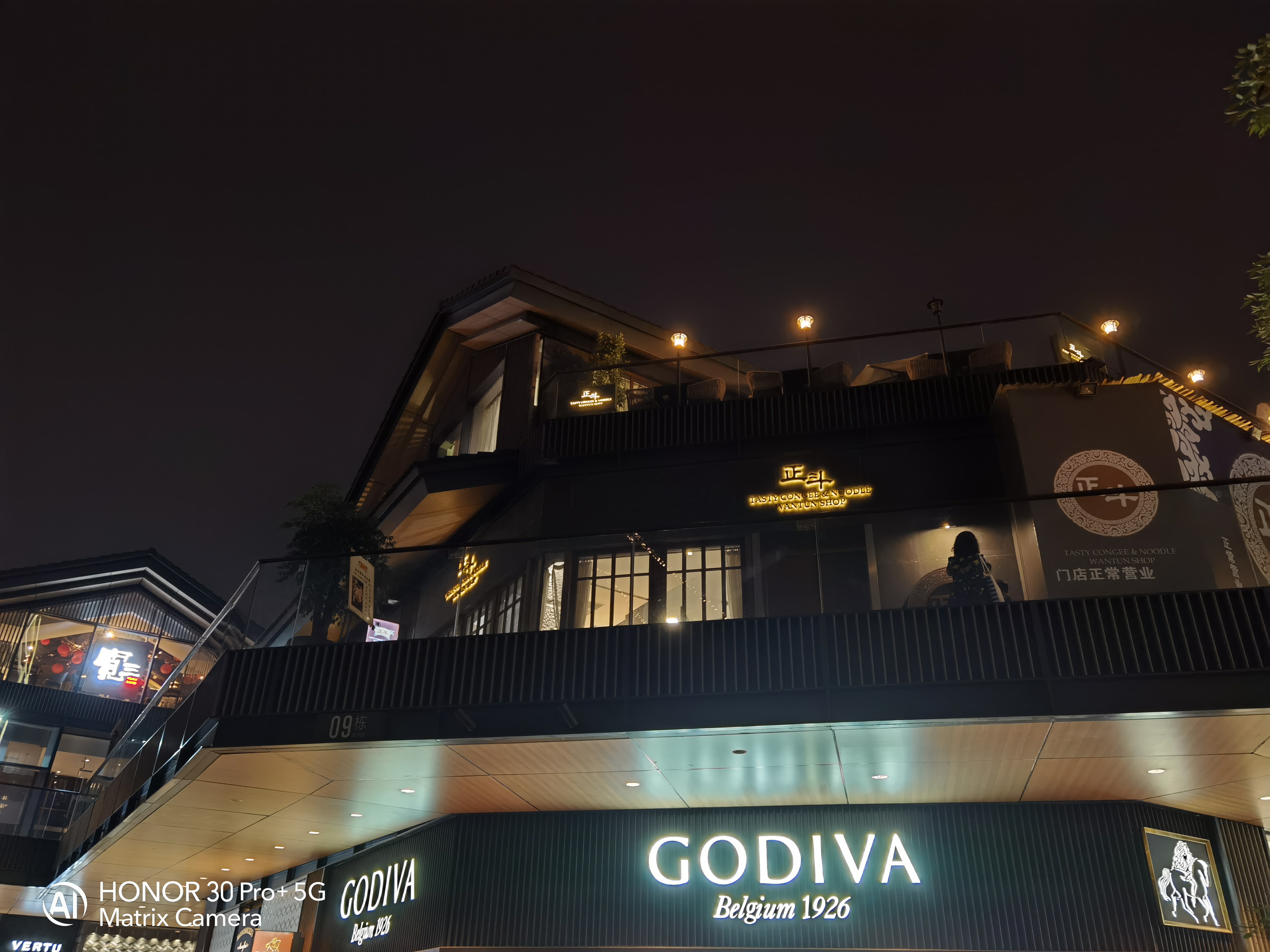 #iphone11#实拍对比，荣耀30 Pro+的夜拍表现能否战胜iPhone 11 Pro Max？