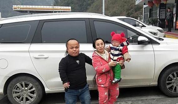 残疾人|“1.2米夫妻”开车上高速，开车方式让人敬佩，网友：太聪明了