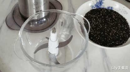 红糖|冬季，这黑色食物要常吃，每天吃一勺最养人，多做点囤起来冬天吃