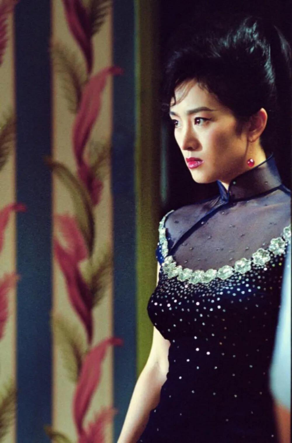 谋女郎|首位00后谋女郎因长相上热搜：一副招直男喜欢的白幼瘦就该骂？