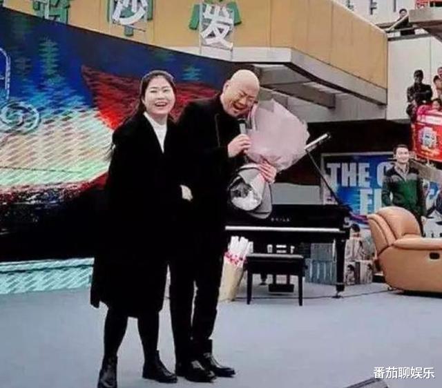 春晚|上春晚20次，因错说一句话被喊索赔1亿，现在53岁沦落街头商演！