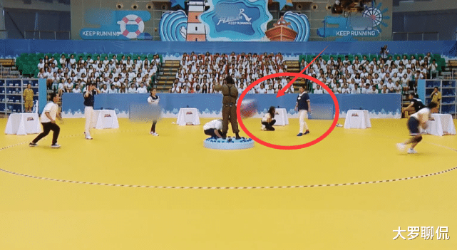 欧阳娜娜|跑男安全出现漏洞，欧阳娜娜被大球砸到，跪地上起不来却没人理会