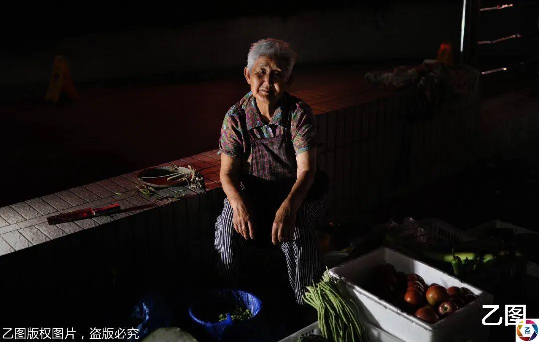 医院：实拍路灯下的谋生者：小夫妻带两个孩子摆摊，一晚挣百余元