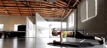 |Lisa拥有超高的颜值，被称为“人间芭比”，而肩部却不是很完美？