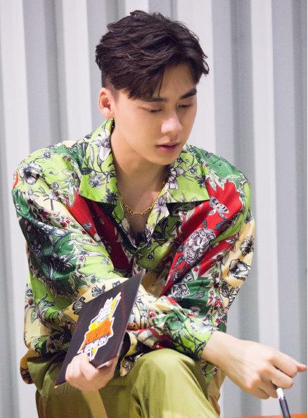 『皇后乐队』蔡徐坤新歌《情人》舞台首秀，复古花衬衫超抢眼，浪漫又不羁！