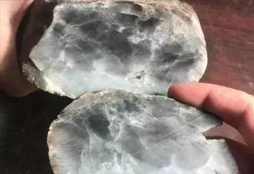 荷花|小伙1万4买的翡翠原石，切开后全是裂，却取出极品玻璃种！