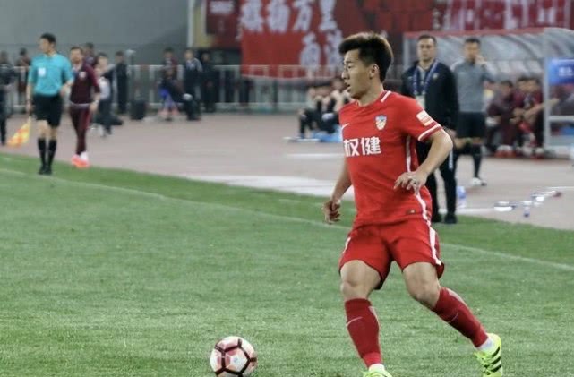 中超：又一天海球员委身中甲弱旅！仍有4人暂无下家，30岁功勋队长或失业？