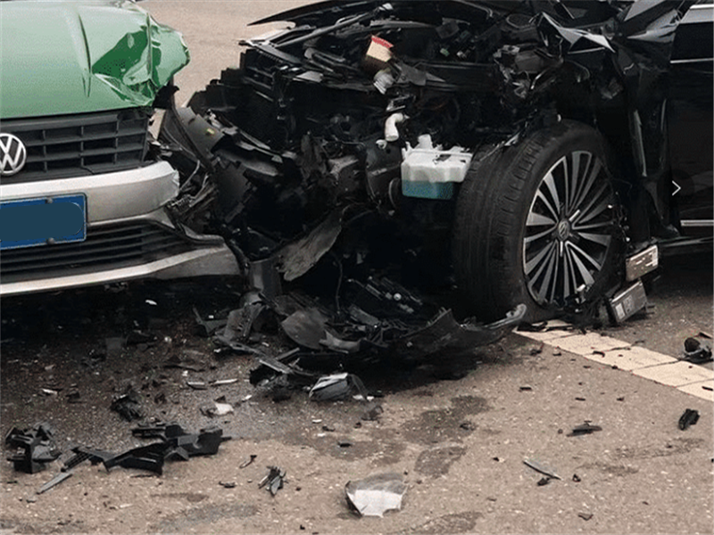 大众帕萨特|大众帕萨特撞上大众捷达，车损差距明显，谁说汽车越贵越安全？