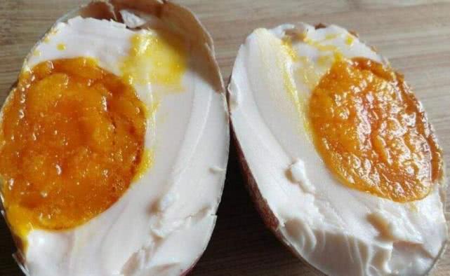 『咸鸭蛋』夏天做咸鸭蛋只放盐可不够，加点它，做出的咸鸭蛋个个流油翻砂！