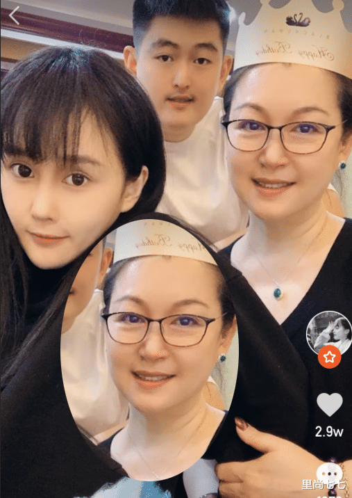 赵本山54岁妻子近照,首饰戴满气质高贵,为女儿抛头