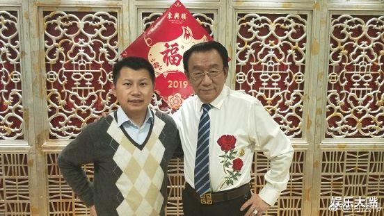 「郭德纲」何沄伟再次更新微博晒自己的画作，却遭网友暗讽画的不知是鸡还是鸟