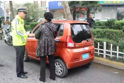 晨星说车 老年代步车又出“新规定”，一不小心就扣车罚款，交警：逃不掉