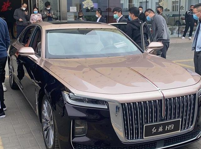 『红旗h9』红旗H9现身街头，霸气外形遭多人围观，路人纷纷竖起大拇指！