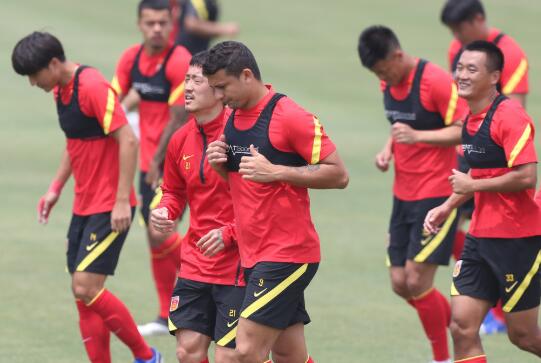 [国足]全封闭？国足热身申花视频外泄，球迷爬树观看录制暴力犯规惹争议