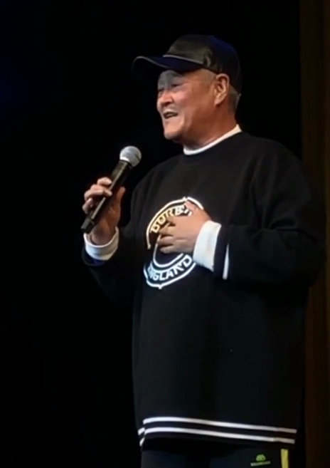 赵本山|63岁赵本山久违登台演唱《乡爱》主题曲，红光满面气色超好